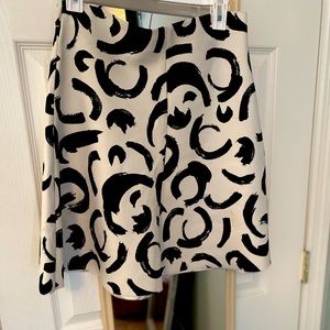 White/black patterned Zara skirt